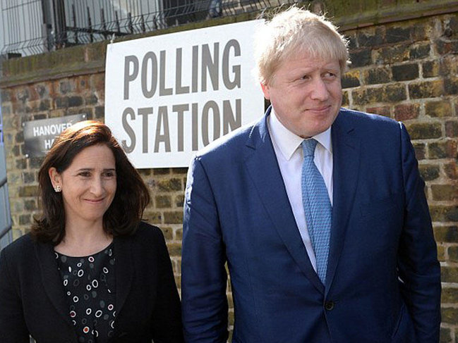 Arvadı məşhur siyasətçini evdən qovdu - VİDEO