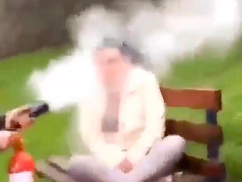 Parkda yatan qadının üzünə yanğınsöndürən köpük püskürtdülər - VİDEO - FOTO
