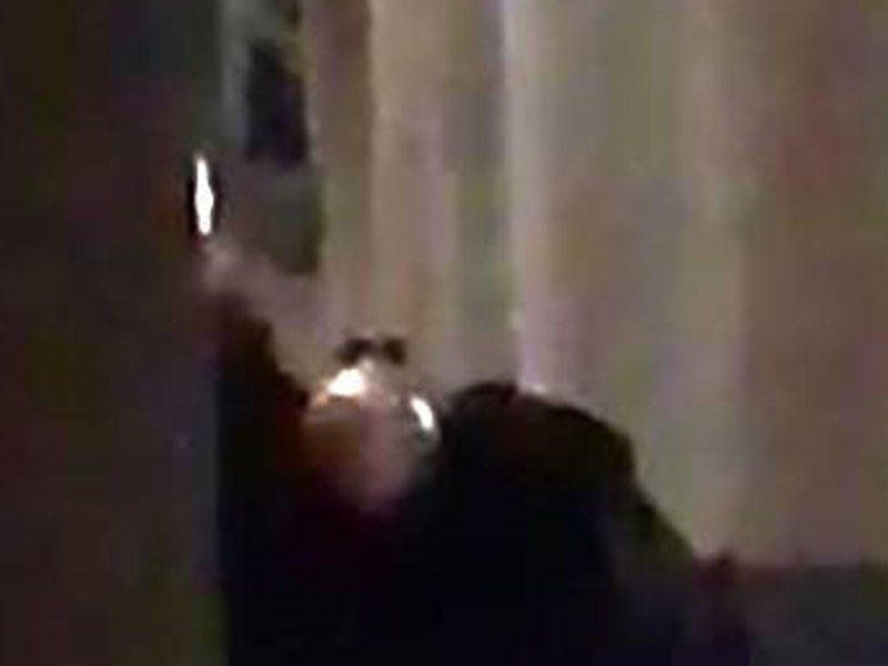 Küçədə əxlaqsızlıq edən cütlüyə mühafizəçi də mane ola bilmədi - FOTO