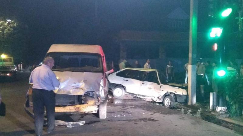 Lənkəranda iki avtomobil toqquşdu: 3 nəfər yaralandı