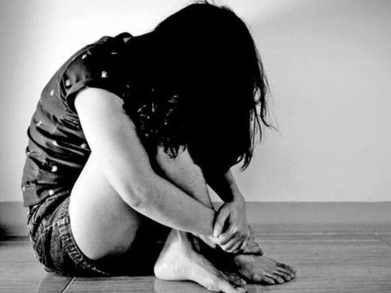 Ana ruhi xəstə qızını kişilərə satdı - RƏZALƏT