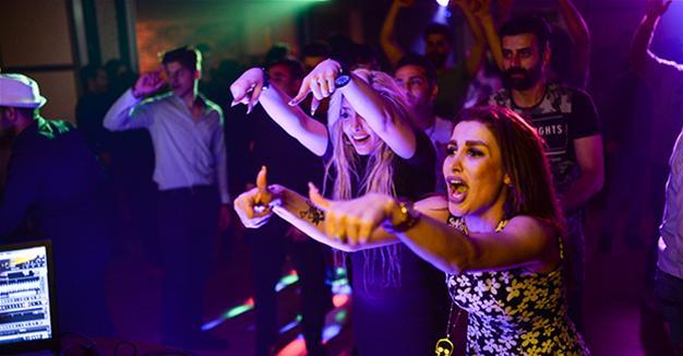 Gizlədilən İran: Striptiz partiləri, siğə məclisləri və erməni konyakına 