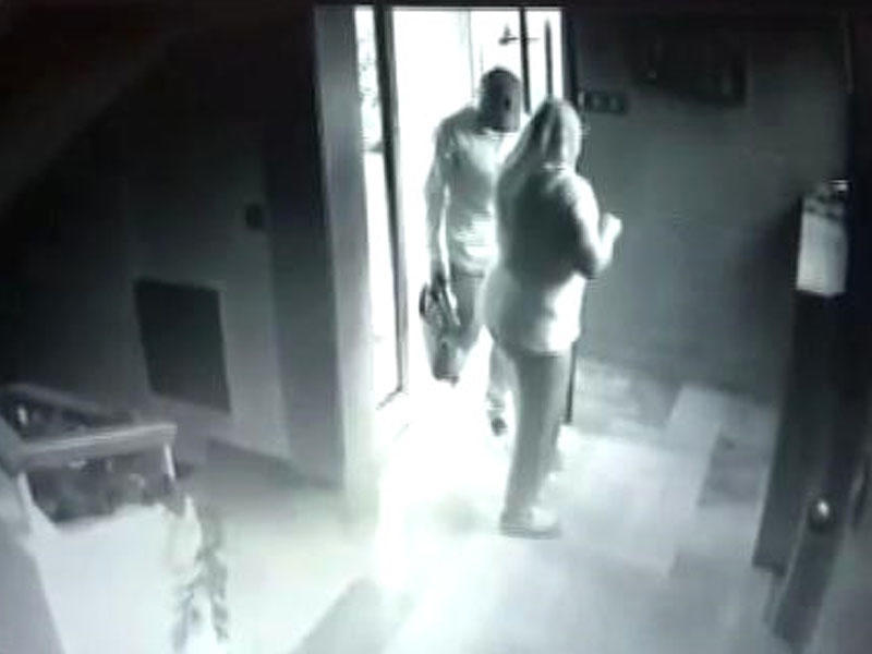 Qadınla oğlan kameranı bağladıqlarını düşündülər, hər şey anbaan çəkildi - VİDEO