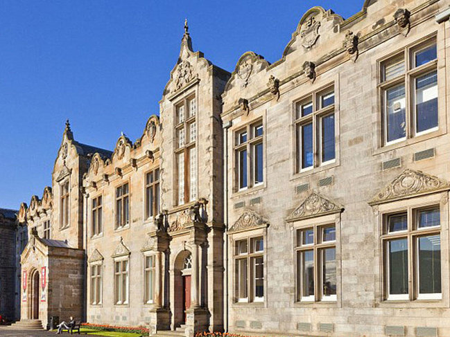 İlk dəfə: tələbə qıza 12 nəfər qulluq edəcək - FOTO