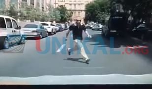 Bakıda özünü maşınların qabağına atan şəxs PEYDA OLDU (VİDEO)