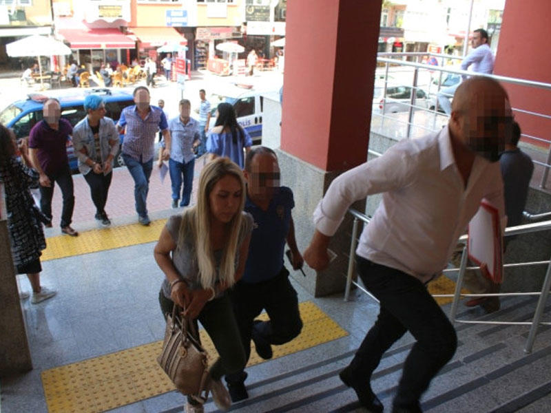 Qonşular evə girib-çıxan kişilərdən şübhələndilər - Polis içəri girəndə MƏƏTTƏL QALDI - VİDEO