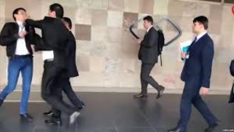 Deputat müxalifətçini döydü - VİDEO