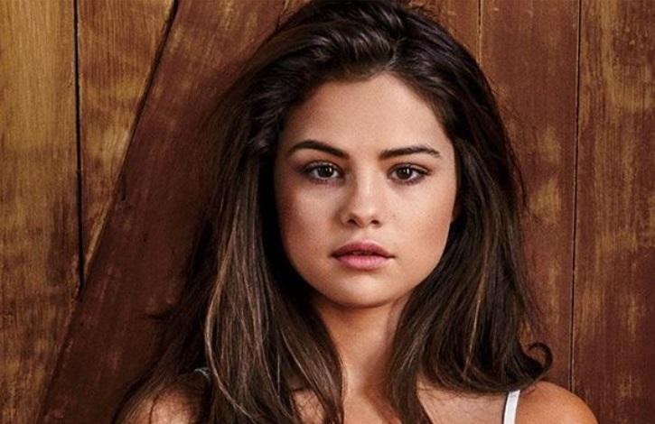 Selena sinəsini böyütdü - Fotolar