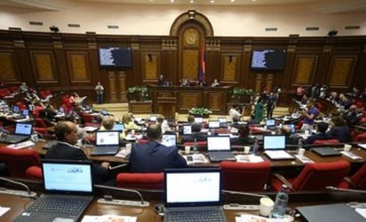 Ermənistan parlamenti Azərbaycana müharibə elan etdi