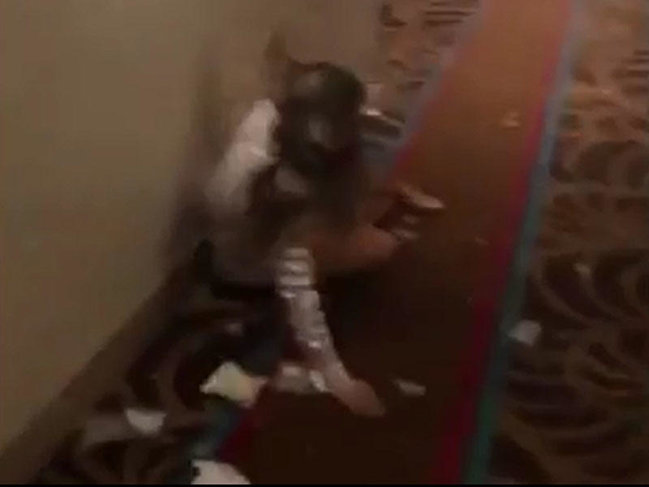 İçkili qız gecə saatlarında oteli bir-birinə qatdı - VİDEOsu yayıldı