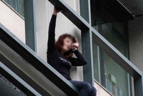 Bakıda təcavüzdən qurtulmaq üçün özünü binadan atan qadın DANIŞDI - VİDEO