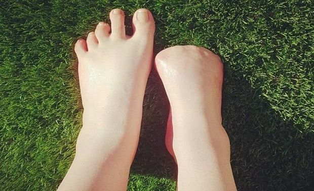 Pedikür avstraliyalı qızı ayaq barmaqlarından etdi