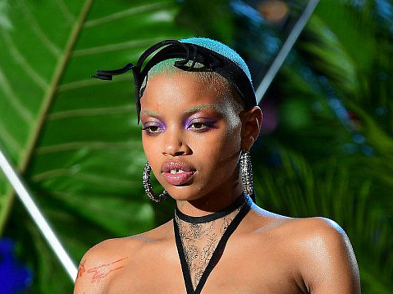 Rianna kolleksiyasını göstərdi, hamilə model çılpaq yürüdü - FOTO