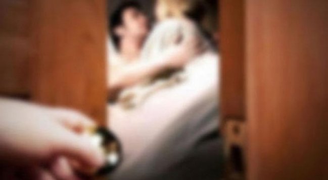 Müəllimlə cinsi əlaqədə olan dostlar onu 7 il şantaj edib, evini satdırdılar - VİDEO