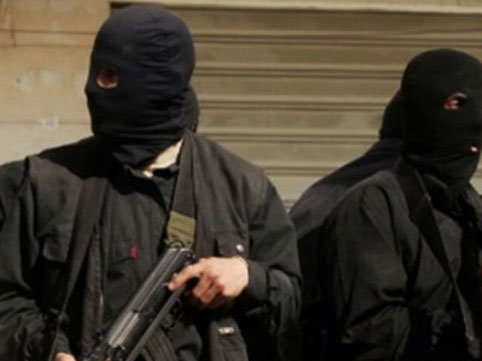 Azərbaycanda maskalı şəxslər avtomatla evə hücum etdi - Ev sahibi ilə əlbəyaxa oldu