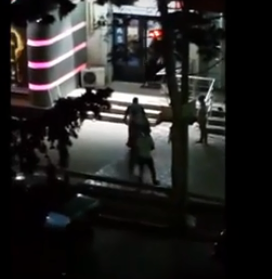 Ata küçənin ortasında azyaşlı övladını döydü - BAKIDA - VİDEO