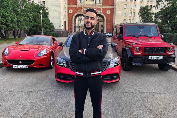 Azərbaycanlı bloqer izləyicisinə “Ferrari” hədiyyə etdi - VİDEO