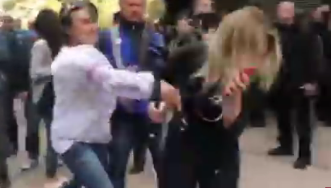 Jurnalistə canlı efirdə hücum etdilər – Video