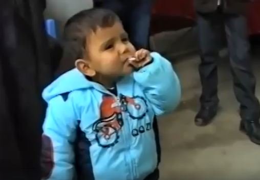 Azərbaycanda azyaşlı uşaq siqaret çəkdi, böyüklərin laqeydliyi görənləri dəhşətə gətirdi - VİDEO
