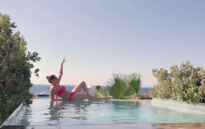Nigar Camaldan bikinili poz - Video
