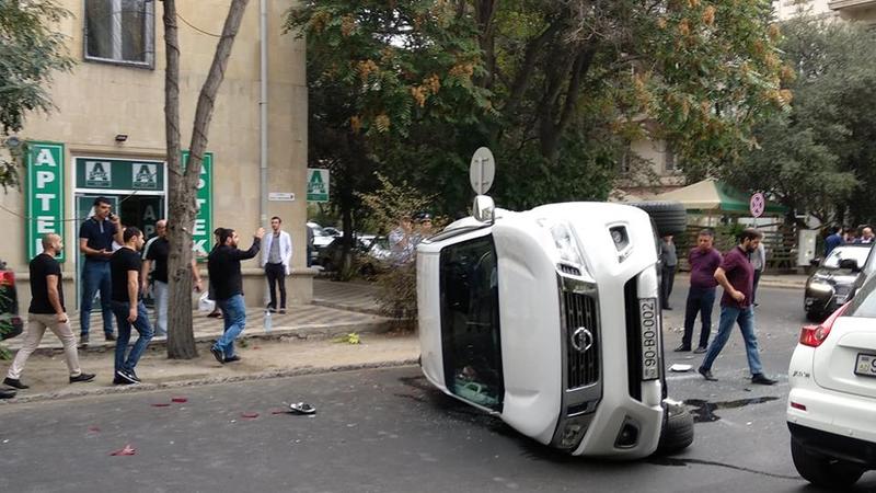 Xırdalanda “Mercedes”lə toqquşan cip belə aşdı – FOTO
