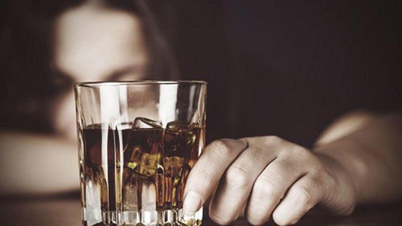 Onlarla insan alkoqollu içkidən zəhərləndi, ölənlər var