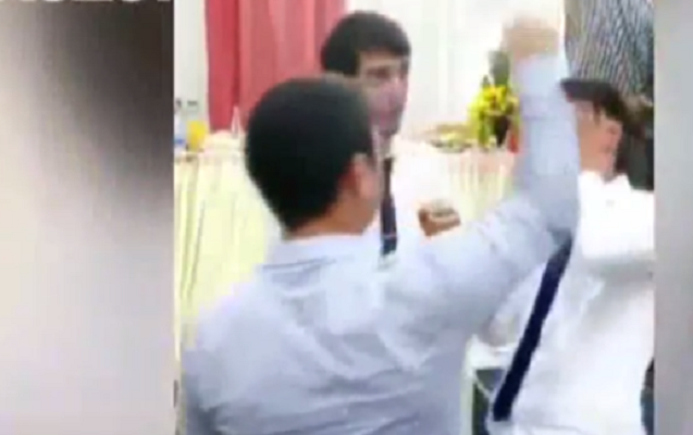 Müğənni sintezatorçunu bıçaqlayıb - Düzgün müşayiət etmədiyi üçün