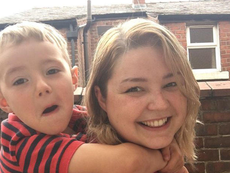 5 yaşlı uşağı ilə çılpaq şəklini yayan qadını 