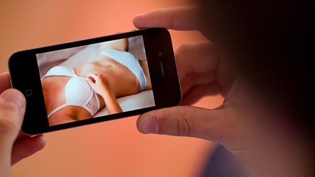 Bakıda qadın onu intim fotoları ilə şantaj edəni bağışladı