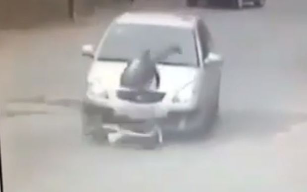 Bakıda sürücü uşağı maşınla vurdu, babasını yumruqladı - VİDEO