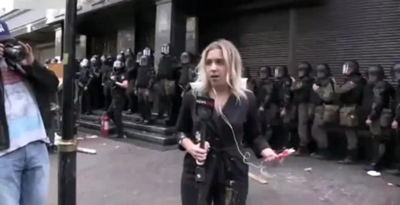 Qadın müxbir canlı yayım zamanı hücuma məruz qaldı – Video