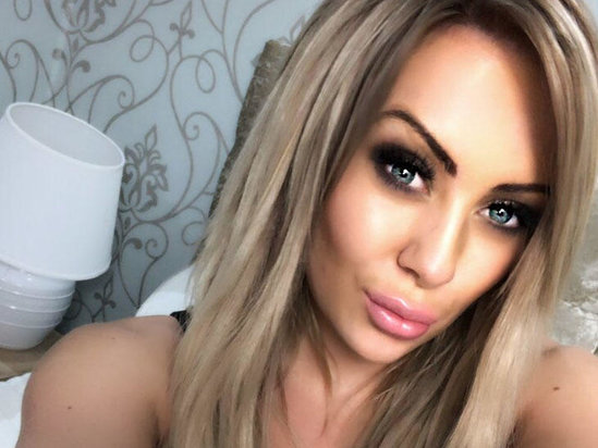 Model sinəsindən çıxarılan silikonları hərraca qoydu - ŞOK QİYMƏT - FOTO