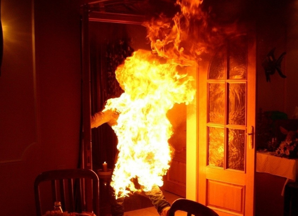 Xəstəliyinə dözə bilməyən kişi ÖZÜNÜ YANDIRDI - Azərbaycanda