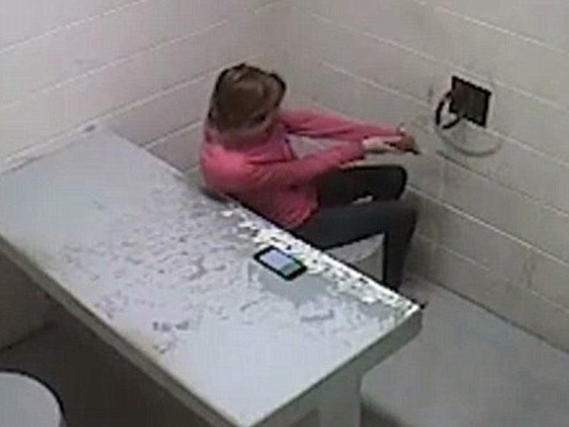 Fahişə polis idarəsindən belə qaçdı - VİDEO - FOTO