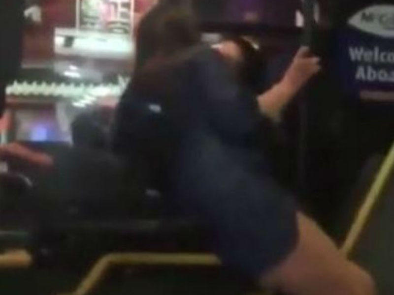 Qız avtobus sürücüsünün qucağına çıxdı, öpüşdülər - Təəccübləndirən VİDEO - FOTO