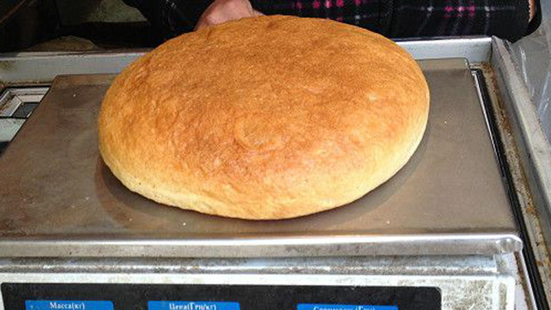 Çörəyin içərisindən sümük çıxdı - VİDEO