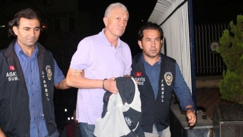 Dəmirov Etimad İsmayılovu öldürdükdən sonra mühafizəçilərin yanından BELƏ QAÇDI - ANBAAN VİDEO