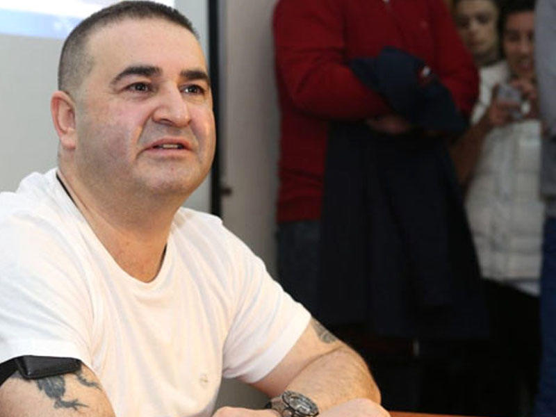 Yol kəsərək pul tələb edən şəxs görün hansı məşhurun qardaşı çıxdı - VİDEO - FOTO