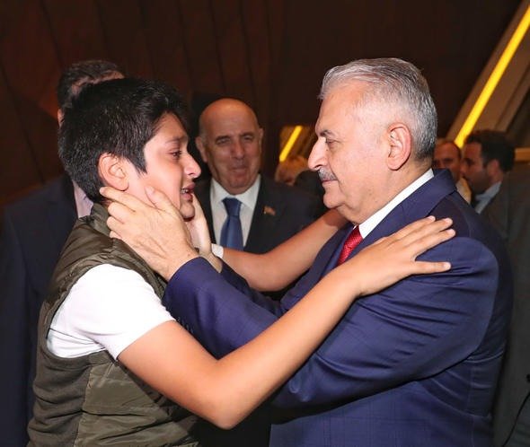 Bakı aeroportunda azyaşlı ağlayaraq Binəli Yıldırımı qucaqladı - VİDEO