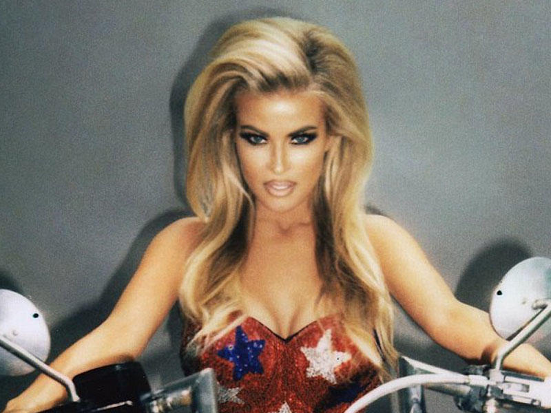 46 yaşlı aktrisa 9 il sonra yenə soyundu - FOTO