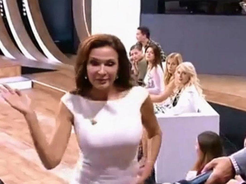 Aktrisa efirdə tamaşaçını sillələdi - VİDEO