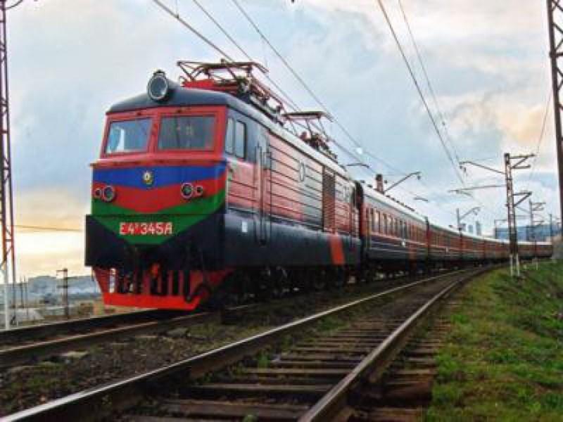 Azərbaycanda teplovoz aşıb - Bakıya gələn qatarlar gecikir, sərnişinlərin halı pisləşib