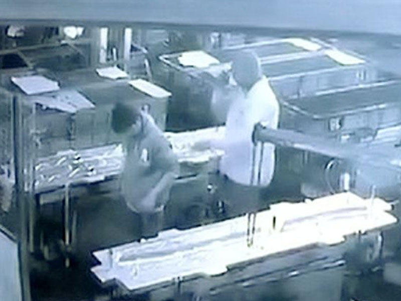 Müdir fəhlənin arxasına kompressor püskürtdü, işçinin orqanları partladı, öldü - VİDEO - FOTO