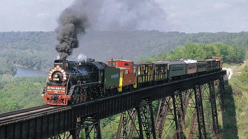 Körpü uçdi, qatar çaya aşdı