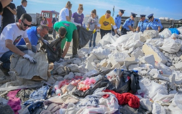 Baş nazir küçədə zibil yığdı - Fotolar