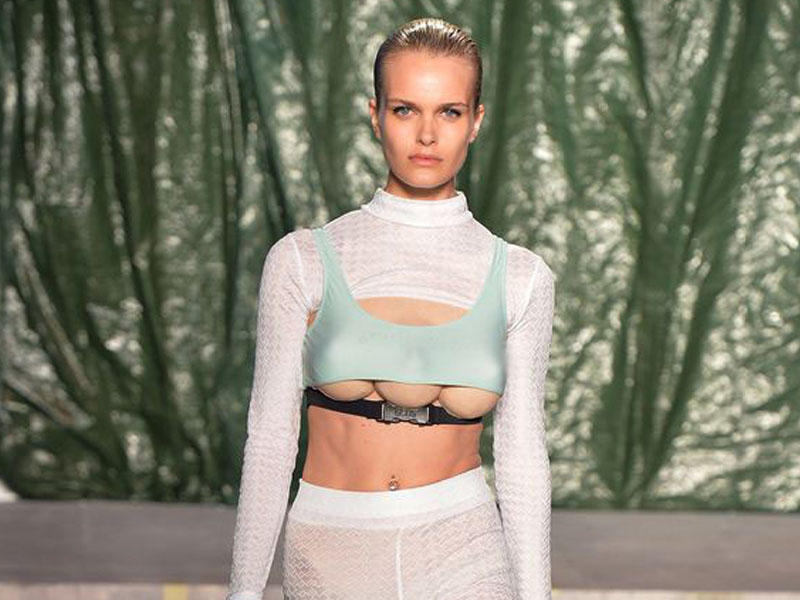 Podiumda 3 sinəli qadın görənlər təəccübləndilər - FOTO