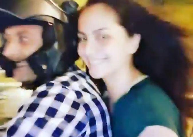 Sevda əri ilə motosiklet sürərkən - Video