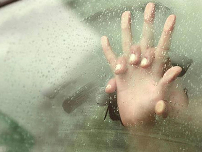 İlk dəfə gördüyü qadınla maşında cinsi əlaqədə oldu - Avtobus dayanacağında düşürdüm