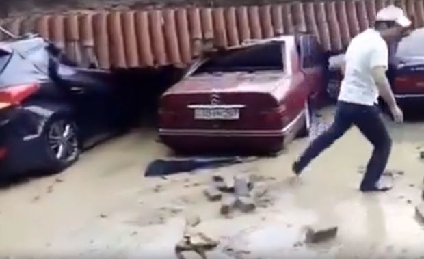 Yağışın fəsadları: hasar maşınların üstünə aşdı - VİDEO