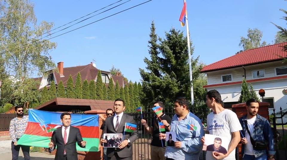 Ermənistanın Polşadakı səfirliyi qarşısında etiraz aksiyası keçirildi - FOTOLAR